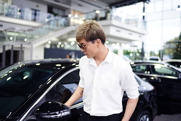 Các trang bị ngoại thất nổi bật khác của xe như; đèn lái xe ban ngày và đèn sương mù viền chrome,hệ thống đèn pha Bi-xenon có chức năng chiếu sáng góc cua, tự động rửa đèn và điều chỉnh ánh đèn...