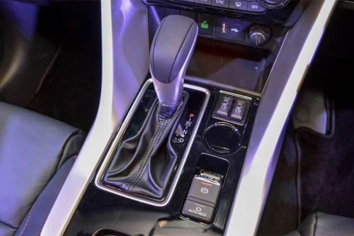 Eclipse Cross cũng sở hữu danh sách tính năng an toàn gồm bảy túi khí, hệ thống kiểm soát ổn định thân xe Active Stability Control, hệ thống chống bó cứng phanh, camera giám sát toàn cảnh, hỗ trợ khởi hành ngang dốc, hệ thống cảnh báo va chạm, cảm biến đỗ xe trước và sau, phanh điện tử với chức năng phanh tự động khi cần thiết và đèn pha tự động.