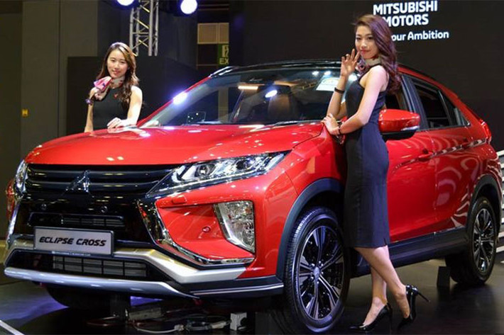 Singapore là quốc gia đầu tiên ở Đông Nam Á ra mắt chiếc Mitsubishi Eclipse Cross 2018 mới với một phiên bản duy nhất 1.5T. Đây được coi là một phiên bản sản xuất thương mại của mẫu concept XR-PHEV được đặt ở giữa phân khúc của Outlander và Outlander Sport từng được hãng Nhật Bản giới thiệu vào năm 2013 và 2015.