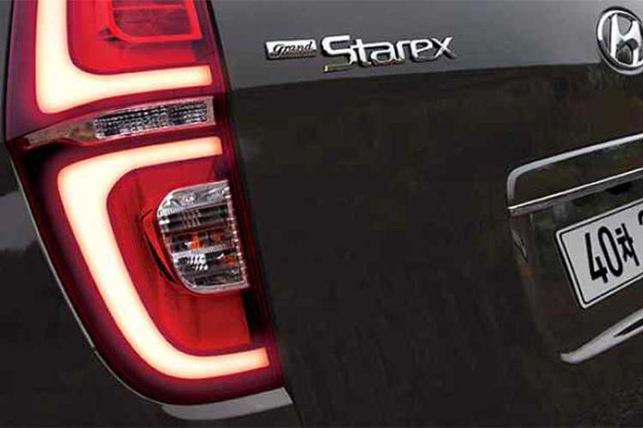 Xe được trang bị bộ mâm 17 inch 6 cánh kép 2 tông màu giúp cho chiếc xe van này trông hấp dẫn không kém gì các dòng xe con. So với các phiên bản thường, Starex Urban còn có hệ thống treo cải tiến êm hơn.