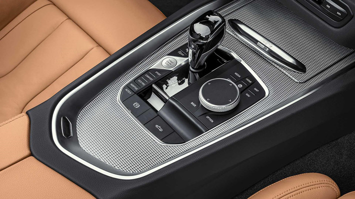 Để đạt cấp độ đầy đủ trang bị, Z4 2019 không thể thiếu gói Premium (giá 1.400 USD), bao gồm ghế sưởi, màn hình HUD, kết nối Wi-Fi, đế sạc điện thoại không dây và hệ thống khởi động từ xa.