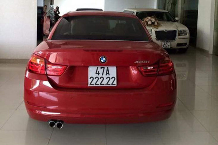 Ngoài xe siêu sang và SUV hạng sang biển khủng, doanh nhân đến từ Đắk Lắk còn rất ưa chuộng hãng xe BMW, bằng chứng là garage của người này có chiếc Z4 mui trần điệu đà mang biển "ngũ quý" 3 và thấp hơn 1 con số là biển "ngũ quý" 2 trên chiếc BMW 428i màu đỏ nổi bật.