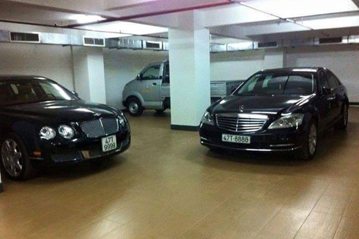 Mới đây, những hình ảnh về dàn xe sang biển khủng của một đại gia bí ẩn tại Đắk Lắk đã khiến không ít dân chơi xe phải ghen tỵ. Theo một số nguồn tin, dàn xe siêu sang như Bentley, xe sang Range Rover cho đến các dòng xe BMW Z4, BMW 428i, Mini Countryman hay Audi Q5 mang biển "tứ quý" và "ngũ quý".