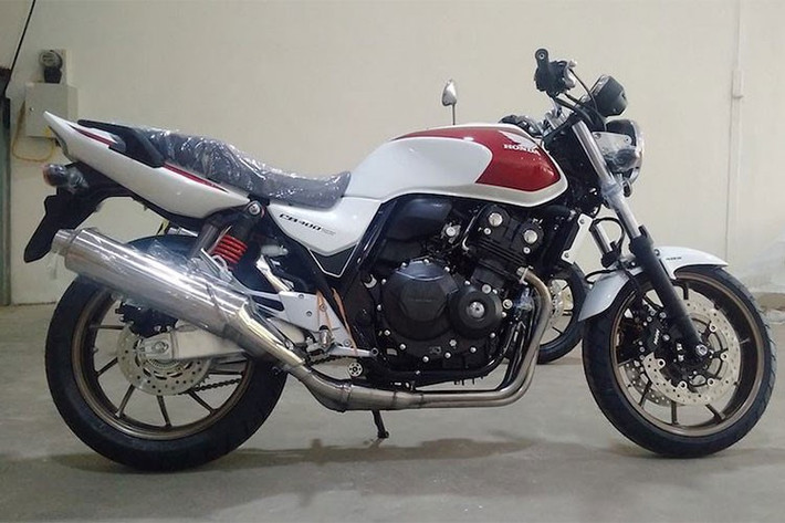 Chiếc xe đang được bày bán tại Showroom Honda Dream tại thị trường Nhật Bản với mức giá bán từ 858.600 Yên (khoảng 178 triệu đồng) đến 1.058.400 Yên (khoảng 219 triệu đồng). Những chiếc xe Honda CB400 phiên bản mới chưa được bán chính hãng tại Việt Nam, nhưng được đại lý tư nhân nhập khẩu về với mức giá gần 400 triệu đồng.