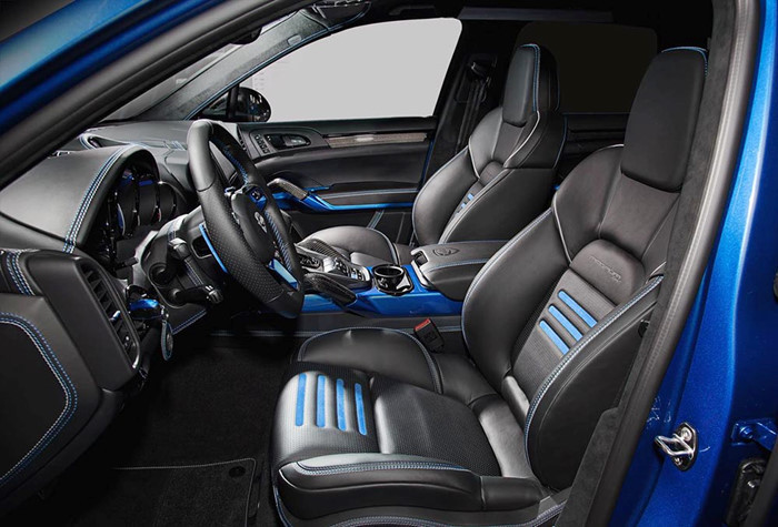 Bên cạnh đó, hãng độ TechArt cũng sử dụng sợi carbon ốp trang trí một số chi tiết trên bảng điều khiển, tay nắm cửa và bảng trung tâm. Vô-lăng thể thao 3 chấu bọc da và làm nổi bằng chỉ khâu màu xanh dương.