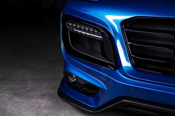 Chiếc xe trình diễn trên nền tảng phiên bản Cayenne Turbo S, với vẻ bề ngoài cực chất - nó đã hấp dẫn người xem với bộ wide-bodykit Magnum Sport có màu xanh dương Sapphire Blue Metallic.