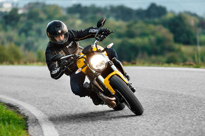 Hoàn thành danh mục trang bị ấn tượng cho Monster 821 mới là hệ thống phanh của Brembo, với đĩa phanh kép 320mm đi kèm kẹp phanh M4-32 “monobloc” cho bánh trước, trong khí bánh sau là phanh đĩa đơn nằm bên phải (cả hai đều được trang bị hệ thống chống bó cứng ABS).