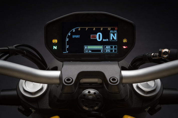 Để giúp người lái nắm bắt thông tin vận hành điều khiển tốt hơn, Ducati trang bị cho Monster 821 2018 một màn hiển thị màu TFT, cũng hiển thị cấp số đang vận hành và chỉ báo mức nhiên liệu. Riêng hệ thống hỗ trợ sang số nhanh Quick Shift và hệ thống Multimedia là trang bị tùy chọn.