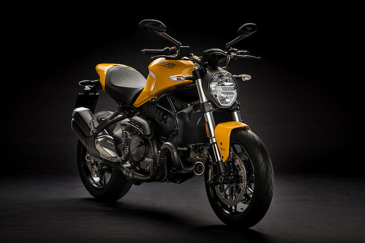 Ở phần đầu xe, Monster 821 được thiết kế không có nhiều thay đổi so với thế hệ trước, vẫn giữ nguyên chất và hồn của những đàn anh thuộc dòng Monster trước đây - đặc biệt là "quỷ đầu đàn" Monster 1200 đình đám.