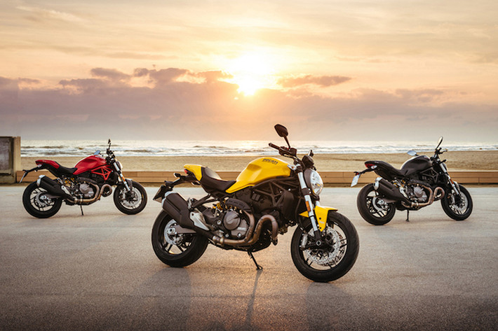 Mẫu xe môtô Ducati Monster 821 lần đầu tiên được hãng xe Ý giới thiệu vào tháng 05/2014 và giờ đây là lần nâng cấp đáng kể cho mẫu xe này. Chiếc naked-bike biểu tượng của thương hiệu Monster nhà Ducati ra mắt phiên bản 2018, được thiết kế lại và lấy cảm hứng từ "đàn anh" Monster 900 năm 1992 – sinh nhật thứ 25 trong năm 2017 này.