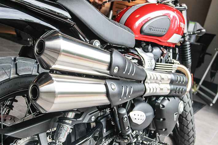 Theo đúng phong cách scrambler, chiếc xe có pô vắt được đặt cao với lon pô 2 nòng đầy chất vintaeg. Ngoài ra, khách hàng cũng có thể nâng cấp lên lon Vance & Hines "hàng hiệu" nếu bỏ thêm tiền. Cặp gác chân ở hai bên thân xe cũng đã được thay đổi với bề mặt gai, tăng ma sát với đế giày.