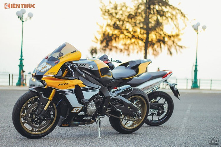 Sự khác biệt giữa bộ đôi siêu môtô Yamaha R1 và R1M thể hiện ở chất liệu dàn áo, nếu R1 sử dụng nhựa cao cấp thì R1M được phủ sợi carbon. mẫu R1M đầu tiên được nhập khẩu về Việt Nam vào năm 2015 có giá khoảng hơn 800 triệu. R1 60th Anniversary giá 650 triệu đồng.