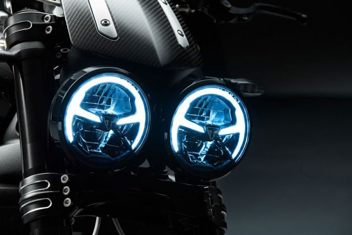 Hệ thống treo của Triumph Rocket III TFC mang thương hiệu Showa, bao gồm cặp phuộc trước hành trình ngược, kích thước 47mm, hành trình 120mm và giảm xóc lò xo trụ đơn phía sau với hành trình 107mm.