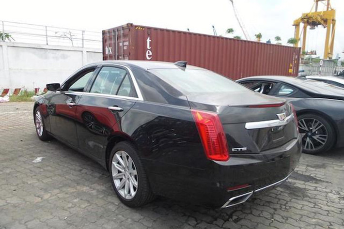 Phần đuôi chiếc sedan hạng sang nổi bật với 2 dải đèn hậu chạy dọc từ trên kéo xuống phía dưới, cùng với đó là hệ thống ống xả đôi thể thao.