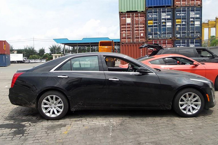 Xe sở hữu đèn pha halogen tiêu chuẩn nhưng khách hàng có thể lựa chọn đèn pha có độ phủ cao với hệ thống chiếu sáng phía trước chủ động, 2 dải đèn LED dài 2 bên.