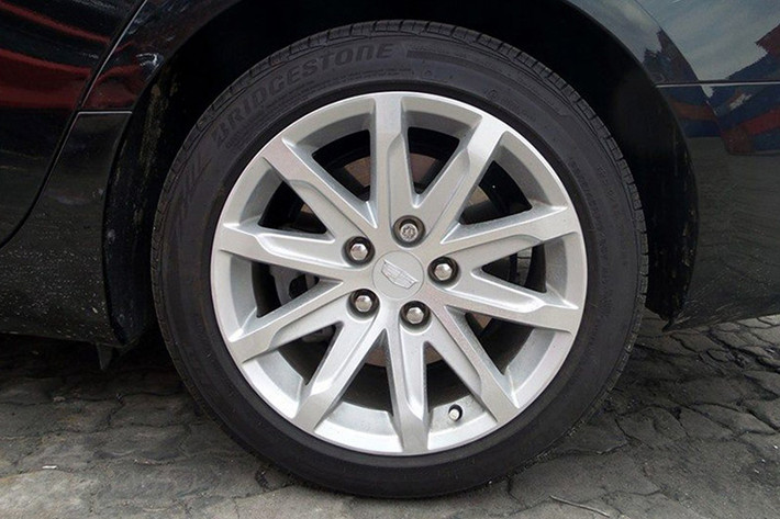 Những trang bị đáng chú ý khác bao gồm la-zăng 17 inch và tùy chọn loại 18 hoặc 19 inch cùng hai màu sắc ngoại thất tươi mới với thân xe thiết kế trẻ trung hiện đại.
