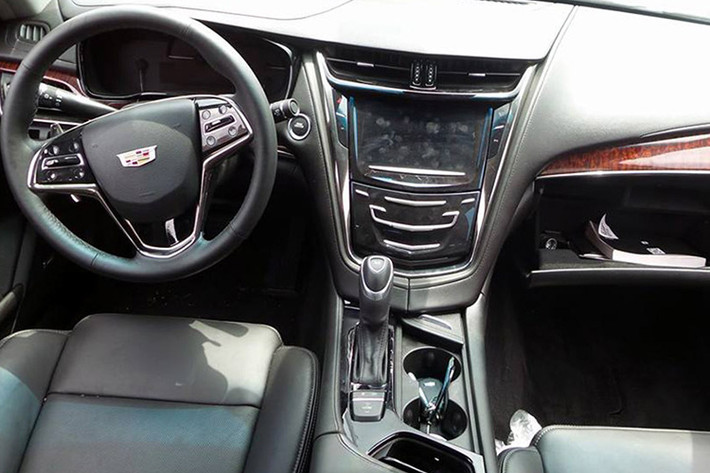 Bên trong xe ngoài tay lái 3 chấu đa phương tiện, Cadillac CTS 2015 sở hữu hệ thống sạc điện thoại không dây thông minh, một màn hình giải trí khá lớn.