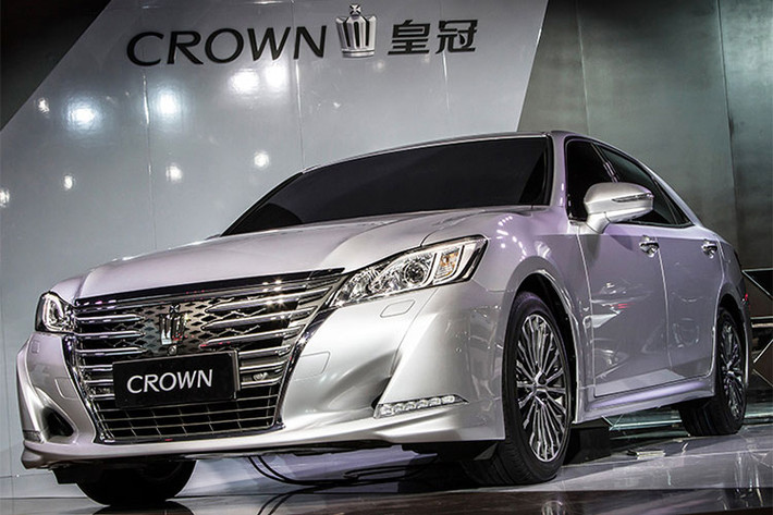 Sau khi tung mẫu xe hạng sang đầu bảng Century của mình tại thị trường Nhật Bản, hãng xe hơi Toyota tiếp tục giới thiệu thế hệ mới của sedan hạng sang Toyota Crown 2018 mới tại quê nhà. Đây thực chất là phiên bản thương mại của mẫu Crown Concept đã từng lần đầu tiên trình làng trong triển lãm Tokyo 2017 diễn ra vào tháng 10 năm ngoái.
