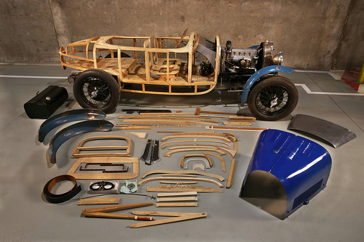 Trong số ba chiếc xe Bugatti cổ, một chiếc Type 49 Berline 1932 và một chiếc Type 57 Cabriolet 1937, cả hai đều có thân vỏ làm riêng, đã được bảo dưỡng và sử dụng làm phương tiện hàng ngày trong nhiều năm
