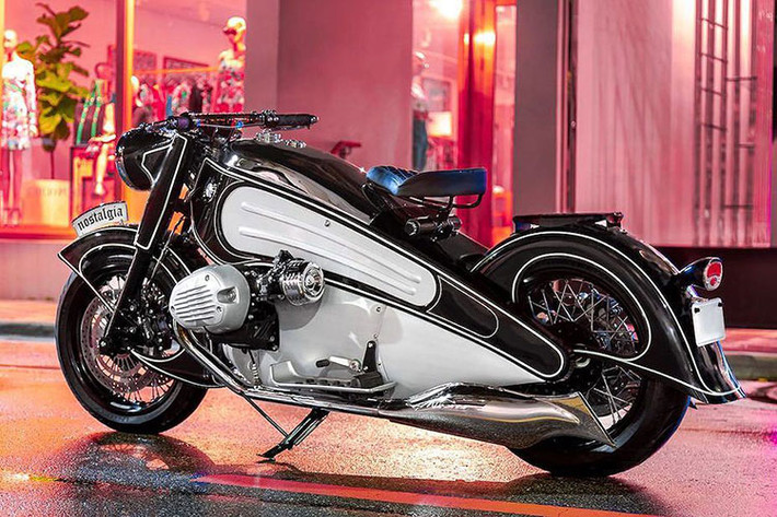 Đáng chú ý nhất trong số dòng môtô của hãng xe Đức, chiếc BMW R7 đời 1934 là một dấu ấn đặc biệt. Nó không được đưa vào sản xuất thương mại, tuy nhiên lại được nhiều chuyên gia trong ngành đánh giá là một trong những mẫu môtô đẹp, sáng tạo nhất và quan trọng nhất.