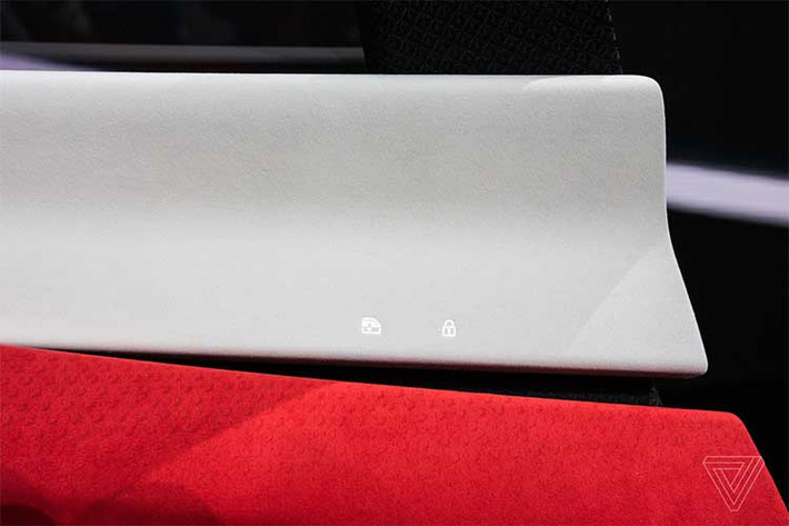 Xmotion yêu cầu vân tay để có thể truy nhập tương tự chiếc điện thoại thông minh. Khi người lái chạm vào máy quét vân tay trên bảng điều khiển, xe sẽ tự động mở theo hình dáng kiểu cá Koi Nhật Bản và đón chào như một trợ lý cá nhân ảo.