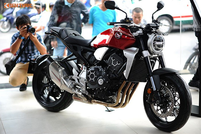 Mẫu xe môtô Honda CB1000R mới chính hãng tại Việt Nam được xem là rẻ hơn nhiều so với giá bán của các cửa hàng kinh doanh môtô không chính hãng đang bán ra. Theo hãng xe Nhật mô tả, đây là mẫu môtô mới được sự pha trộn giữa sự hiện đại và cổ điển, giữa 2 phong cách naked-bike và cafe racer đang được ưa chuộng