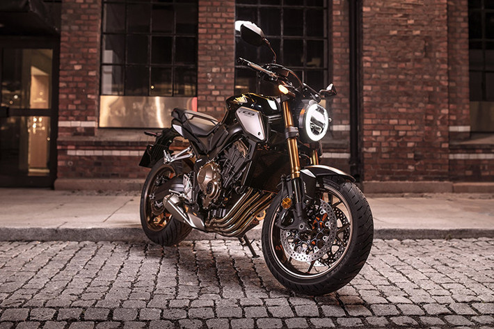 Honda CB650R 2019 là mẫu naked bike mới của thương hiệu xe Nhật, sở hữu phong cách tân cổ điển, thừa hưởng thiết kế của mẫu concept Honda Neo Sports Café. Vào đầu tháng 3, Honda Việt Nam bất ngờ công bố ra mắt mẫu Honda CB650R 2019 thay thế cho CB650F.