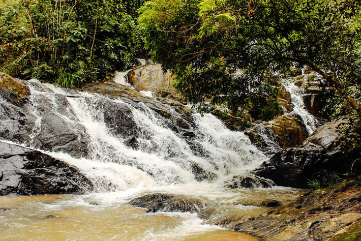 Còn có tên là thác Cầu 4 (xã Gung Ré, huyện Di Linh, tỉnh Lâm Đồng), thác ngàn Liliang mang trong mình vẻ hoang dại và mãnh liệt của núi ngàn với dòng chảy mạnh mẽ cùng thiên nhiên hoang sơ.