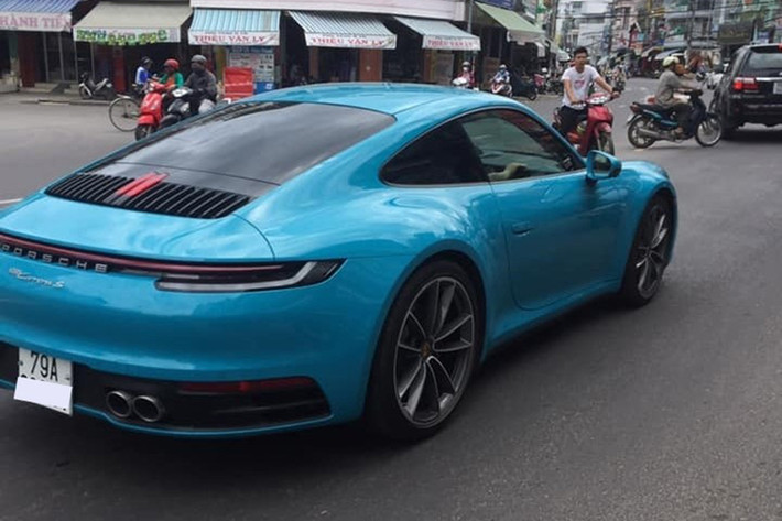Tại thị trường Việt Nam, giá xe Porsche 911 Carrera S 2020 chính hãng là 7,61 tỷ đồng, riêng phiên bản Porsche 911 Carrera 4S 2020 có giá lên đến 8,08 tỷ đồng. Mức giá này chưa bao gồm các tuỳ chọn của khách hàng. Cặp đôi Porsche 911 thế hệ mới đầu tiên về Việt Nam có màu sơn tuỳ chọn với giá dao động từ 80 triệu đến gần 300 triệu đồng.
