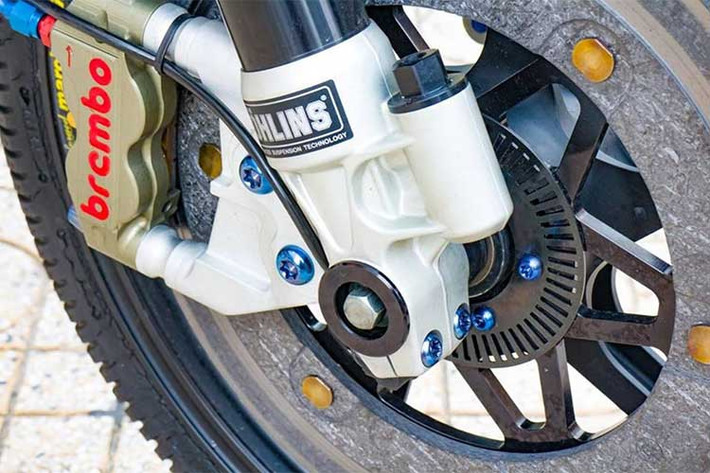 “Dàn chân” của xe là một trong những vị trí gây ấn tượng nhất bởi lẽ nó được trang bị đầy đủ những món đồ thừa hưởng từ những đường đua chuyên nghiệp. Phuộc trước của xe là mẫu Ohlins Black Edition cỡ lớn với các cấp chỉnh tuỳ ý. Ohlins trước kết hợp cùng treo Monoshock Nitron R3 tạo cân bằng hoàn hảo cho toàn thân xe.