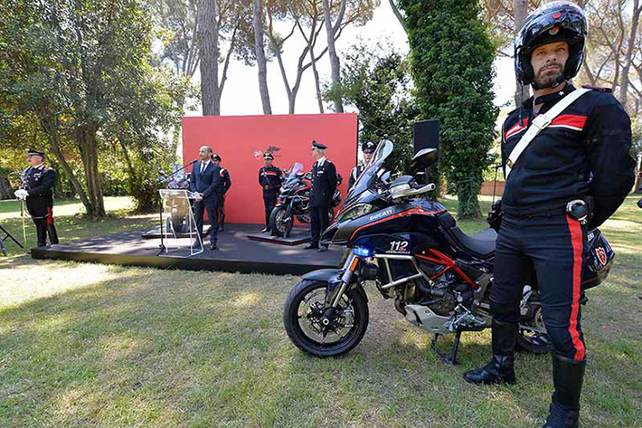 Trong khi đó, Ducati Multistrada 1200 Enduro được trang bị hệ thống treo cao hơn 30 mm so với phiên bản thường. Ducati Multistrada 1200 Enduro đi kèm tay lái nâng cao, kính chắn gió thùy chỉnh độ cao, yên hẹp hơn và bàn đặt chân làm bằng thép đi kèm vỏ cao su tháo lắp tùy ý.