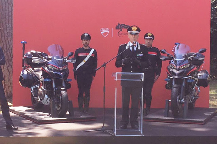 Buổi lễ trao những chiếc môtô tuần tra mới cho lực lượng cảnh sát Carabinieri đã được tổ chức ở thành phố Rome vào hôm 22/5 vừa qua. Theo giới truyền thông Ý, lực lượng cảnh sát Carabinieri nước này sẽ dùng Ducati Multistrada 1200 S và 1200 Enduro làm môtô tuần tra.