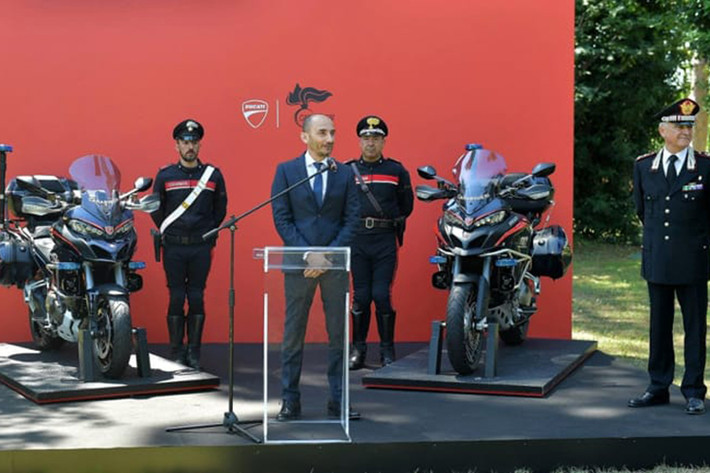 Những chiếc Ducati Multistrada 1200 này ngoài việc được thiết kế đặc biệt, nó còn được sơn màu và đi kèm logo đặc trưng của lực lượng cảnh sát Carabinieri Ý. Ngoài ra, xe còn được trang bị radio CC, còi hụ và hệ thống đèn đặc biệt phục vụ dẹp đường và dẫn đoàn...