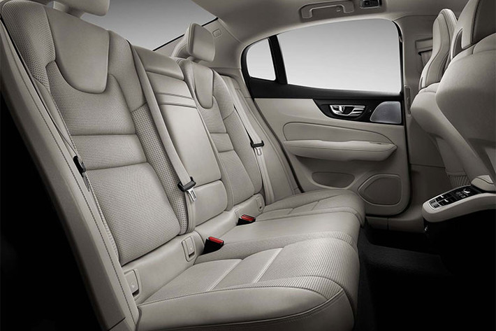 Chiếc xe sở hữu hệ thống an toàn City Safety gồm công nghệ phanh tự động Autobrake hỗ trợ tránh va chạm, phát hiện người đi đường, người đi xe đạp và động vật. Người dùng còn có thể trang bị thêm hệ thống an toàn tùy chọn Pilot Assist. Nó sẽ hỗ trợ người dùng điều khiển vô lăng, ga, phanh… ở vận tốc lên đến 130 km/h.