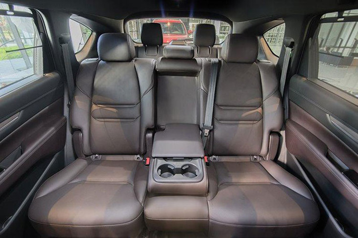 Mazda đã phát triển thiết kế ghế ngồi mới hỗ trợ 4 điểm trọng yếu trên cơ thể, mang lại tư thế ngồi lý tưởng, giảm mệt mỏi cho những hành trình dài. Nười ngồi trong xe sẽ dễ dàng giữ được cảm giác cân bằng, áp lực cũng được phân bổ đều lên ghế ngồi trên 3 hàng ghế. Để đảm bảo cho việc lên xuống hàng ghế thứ 3 được dễ dàng, góc mở rộng của cánh cửa sau đã được tăng lên đến 80 độ.