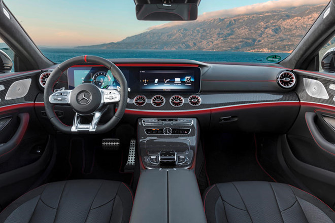 So với AMG GT, sức mạnh của AMG CLS 53 có thể không bằng nhưng nội thất lại sang trọng không kém. Chiếc sedan hạng sang có tới 11 tùy chọn màu ngoại thất, 5 tùy chọn la-zăng với kích cỡ 19 inch hoặc 20 inch, cùng nhiều gói nội thất hạng sang như AMG Carbon Fiber, Nappa, thậm chí thêm âm thanh đỉnh cao và tính năng massage cho ghế (1.320 USD).