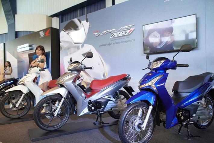 Honda Wave thế hệ mới được phân phối tại Thái Lan với giá bán từ 37 triệu đồng cho phiên bản tiêu chuẩn sử dụng vành nan hoa, đi kèm 3 tùy chọn màu sắc: đỏ, xanh, đen. Trong khi đó, bản cao cấp sử dụng vành đúc hợp kim sẽ có giá 38,4 triệu đồng cùng 3 màu: trắng, xám, đen.