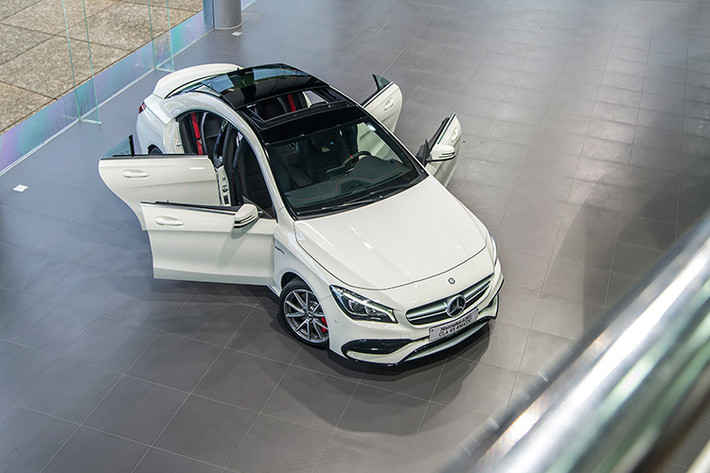Ở phiên bản nâng cấp, Mercedes-AMG CLA 45 4MATIC vẫn là chiếc xe thương mại sở hữu khối động cơ 4 xylanh mạnh nhất thế giới hiện nay. Động cơ của xe lên tới 381 mã lực và momen xoắn 475 Nm ngay từ vòng tua máy 2.250 vòng/phút là những con số không tưởng từ động cơ 2.0L của Mercedes-AMG.