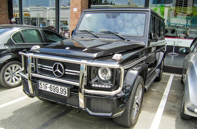 Mercedes-Benz G63 AMG là dòng xe huyền thoại của hãng xe Đức. Đây là mẫu xe được những người đam mê offroad đặc biệt ưa thích với thiết kế hầm hố, mạnh mẽ cùng khả năng vượt mọi địa hình hiểm trở.