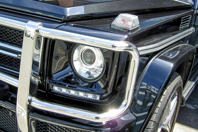 Mặc dù mang hình dáng cổ điển, G-Class vẫn được trang bị những công nghệ tiên tiến nhất. Cụm đèn pha thông minh, chiếu sáng bằng LED...
