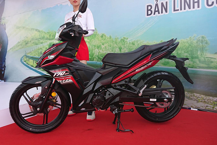 Về ngoại hình, mẫu xe máy SYM StarSR 170 mới có thiết kế khá thể thao nhờ dàn áo quây dạng hộp 3D với nhiều đường cắt, gập rất cứng cáp. Phần mặt nạ khá lớn có thiết kế môi nhựa chìa ra phía trước khiến người dùng liên tưởng đến thiết kế của những chiếc môtô phân khối lớn Kawasaki.