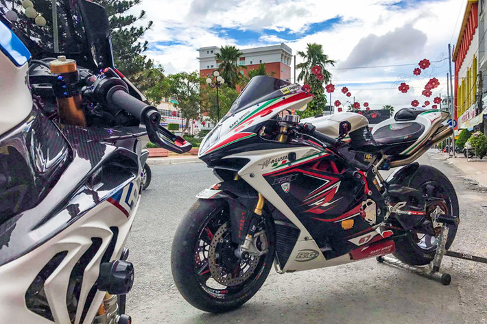 So dáng" cùng MV Agusta F4RR là siêu môtô BMW S1000RR, cũng được độ một loạt "đồ hiệu" để gần tương đương với một chiếc xe đua WSBK chuyên nghiệp. S1000RR là mẫu siêu môtô đã không còn xa lạ với dân chơi xe tại Việt Nam. Có số lượng khá nhiều, siêu môtô BMW cũng thường xuyên được các bikers tại Việt Nam độ lại.