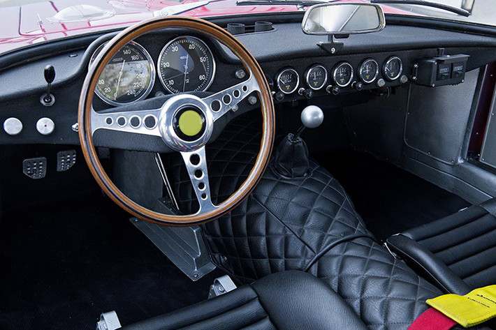 Chưa hết, Ferrari 250 GT Drogo còn sở hữu sức mạnh 300 mã lực đến từ khối động cơ V12 Colombo 3.0 lít và hộp số sàn 4 cấp.