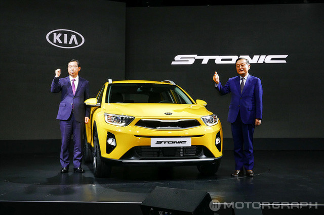 Mẫu SUV đô thị Hyundai Kona 2017 đã chính thức ra mắt tại quê nhà Hàn Quốc vào hồi giữa tháng 6/2017. Khoảng 1 tháng sau, Kia Stonic cũng được giới thiệu với khách hàng tại xứ sở kim chi. Hiện cả hai mẫu SUV đô thị này đều đã bắt đầu được bày bán trên thị trường Hàn Quốc nhưng có lượng đơn đặt hàng sau 2 tuần ra mắt chênh lệch khá lớn.