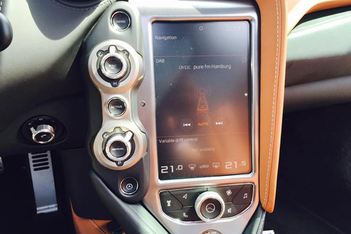 Siêu xe McLaren 720S sử dụng động cơ V8, tăng áp kép, dung tích 4.0 lít mới, tạo ra công suất tối đa 720 mã lực và mô-men xoắn cực đại 770 Nm. Hộp số SSG ly hợp kép 7 cấp, động cơ cho phép McLaren 720S tăng tốc từ 0-100 km/h trong 2,9 giây và giảm tốc từ 100-0 km/h trong 2,8 giây.