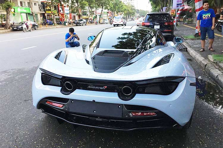 Những đặc điểm được ưa chuộng trên "người anh em" 650S trước đây sẽ vẫn tiếp tục xuất hiện trên 720S bao gồm tay lái trợ lực điện-thủy lực, hệ thống phanh gốm/carbon, hệ thống giảm xóc từ tính... 720S xoá nhoà ranh giới giữa xe đua và xe đường phố, tạo nên phong cách chơi xe hoàn toàn mới cho những người đam mê siêu xe.