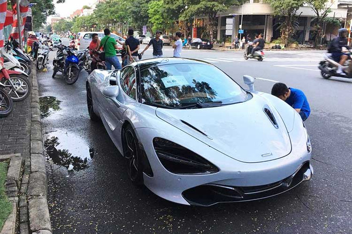 Sau khi rò rỉ những hình ảnh xuất hiện tại cảng VICT tại TP HCM vào tháng 11 năm ngoái, siêu xe McLaren 720S này khá im hơi lặng tiếng, cho đến nay nó mới xuất hiện trên đường phố Việt Nam và chưa được đeo biển số, thay vào đó là mảnh giấy “xe đi xét” trên kính lái.