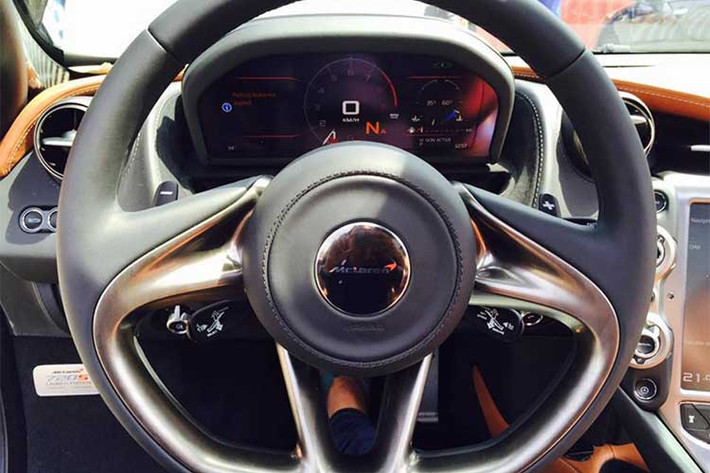 Hệ thống âm thanh cao cấp, ghế ngồi thể thao, vô-lăng bọc da ốp carbon... Theo McLaren, 720S sở hữu cabin sang trọng và có tính công thái học cao nhất trong số tất cả các dòng xe được hãng sản xuất. Đương nhiên, khách hàng cũng có thể tùy ý cá nhân hóa nội và ngoại thất của chiếc xe thông qua bộ phận đặc biệt MSO (McLaren Special Operations).