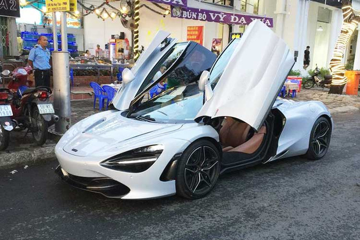 McLaren 720S lần đầu ra mắt tại Geneva Motor Show 2017 nhằm thay thế cho mẫu 650S. Thân xe là những tấm nhôm, phủ quanh khung xe được làm từ sợi carbon. Xe sử dụng ngôn ngữ thiết kế hoàn toàn mới, với những hốc gió khí động học lạ mắt. Thậm chí phần đèn pha cũng được làm thật mỏng để tạo không gian cho hốc hút gió.