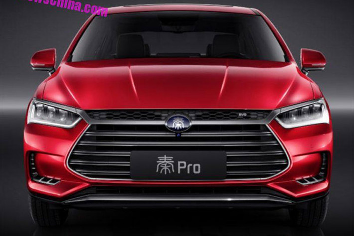 Mẫu xe hybrid BYD Qin Pro được vận hành bởi một hệ dẫn động plug-in hybrid, bao gồm một động cơ tăng áp dung tích 1,5 lít, cho công suất tối đa 154 mã lực và một mô-tơ điện mạnh 150 mã lực, cộng lại thành 304 mã lực. Tốc độ tối đa của xe là khá ấn tượng ở mức 200 km/h và khả năng gia tốc từ 0-100 km/h trong 5,9 giây.